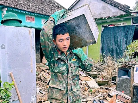 Bộ đội tìm được tiền, tài sản cho dân vùng rốn lũ