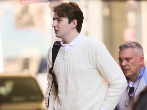 Barron Trump lại gây sốt