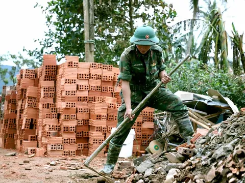 Thần tốc xây lại nhà cho dân bị lũ giật sập