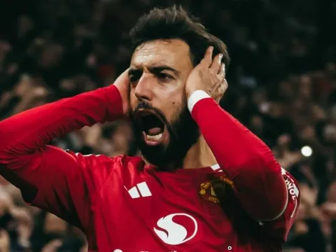 Bruno Fernandes vượt mặt Scholes