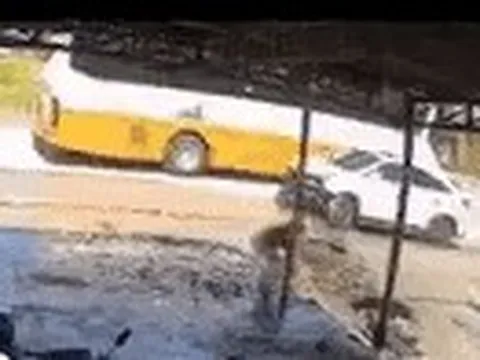 Lái ôtô đâm điên cuồng vào nhóm phụ nữ, tông chết em ruột