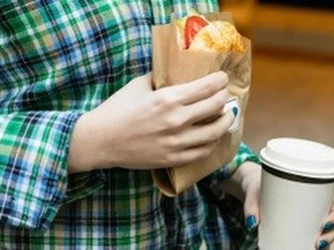 Thói quen ăn uống tàn phá sức khỏe tinh thần nhiều người mắc phải