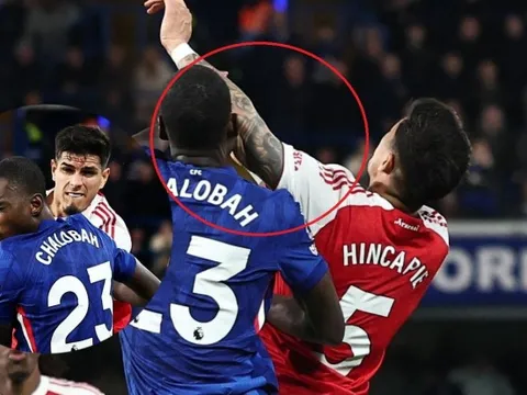 Tình huống gây phẫn nộ ở trận Chelsea - Arsenal