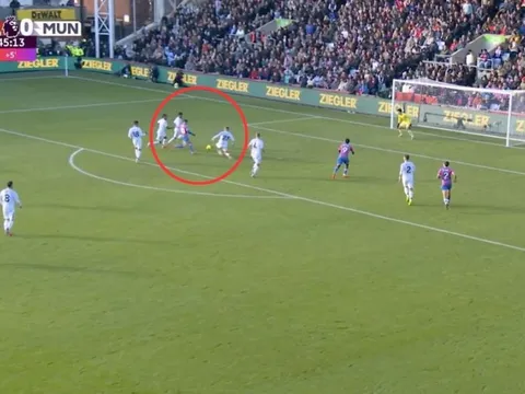 Pha tắc bóng không khác nào bàn thắng của Shaw