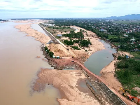 Lũ khoét thủng vào bờ sông Ba rộng 100m, dài 1,5km