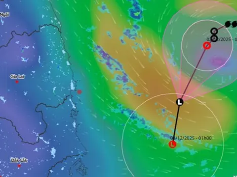 Áp thấp nhiệt đới vẫn "luẩn quẩn" trên Biển Đông, miền Trung bắt đầu đợt mưa lớn