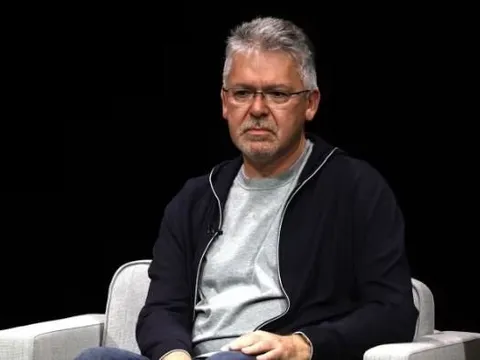 Apple mất 'đầu tàu' AI cấp cao, áp lực nội bộ ngày càng đè nặng