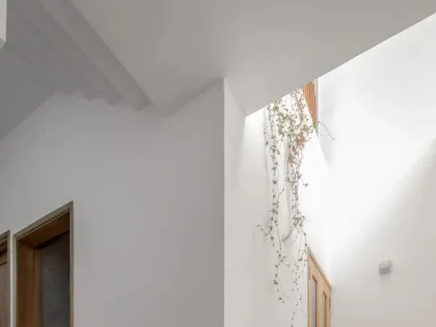 Nhà phố 4 tầng dành khoảng trống cho hoạt động vui chơi của trẻ em