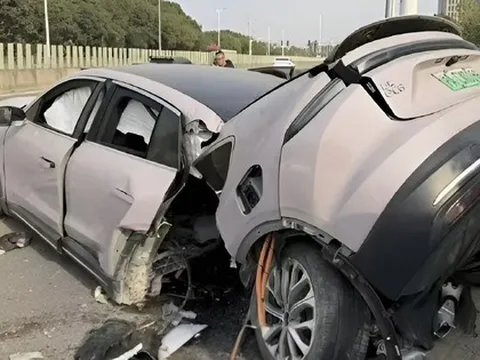 Gãy đôi sau khi tai nạn, mẫu xe điện Trung Quốc gây bất ngờ vì pin không phát nổ