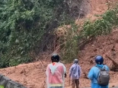 NÓNG: Đèo Sông Pha nối Khánh Hòa - Lâm Đồng vừa sạt lở, giao thông tạm thời bị chia cắt