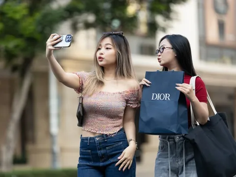 Vòng xoáy khó thoát của những người trẻ 'giữa tháng hết lương'