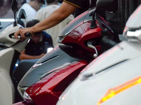 Giá xe máy xăng 'nhảy múa' giữa áp lực điện hóa