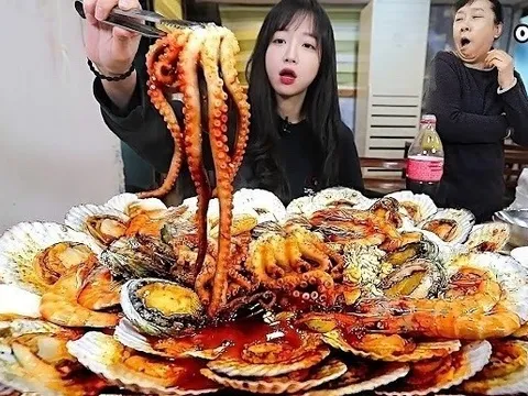 'YouTuber số 1 Hàn Quốc' khổ sở vì ăn luôn miệng 18 tiếng/ngày