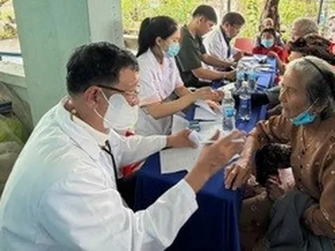 Khám, cấp thuốc miễn phí cho 1.000 người dân xã Hòa Thịnh