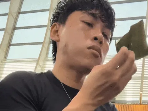 Khách ở sân bay TP.HCM cố ăn 30 cái bánh bột lọc vì cấm đem sang Nhật