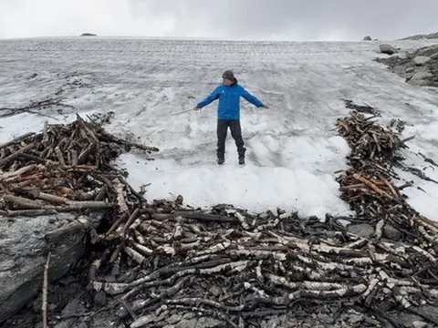 Băng trên đỉnh núi tan chảy, để lộ ra những thứ con người không dám tin vào mắt mình