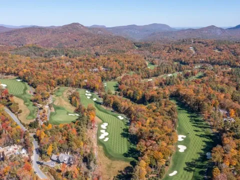 Phát hiện làng tỷ phú biệt lập có mật độ của cải cực cao, không chính quyền, không cảnh sát, đường sá khó khăn nhưng giới siêu giàu vẫn đổ xô đến mua nhà