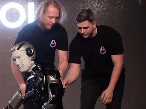 Robot hình người tích hợp AI đầu tiên của Nga ngã sấp mặt chỉ vài giây sau khi bắt đầu buổi thuyết trình chính thức