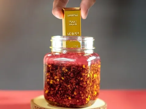 Phát hiện 2 thanh vàng ròng trị giá hơn 120 triệu đồng trong lọ sa tế, ngã ngửa khi sự thật sáng tỏ