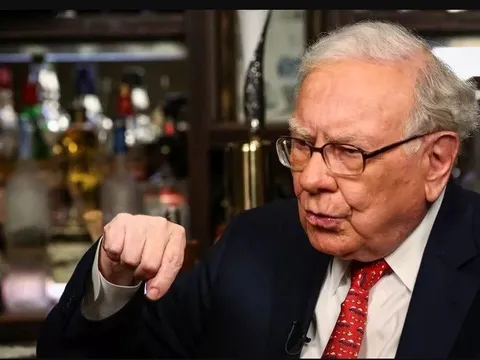 Tại sao Warren Buffett ngừng tặng 10.000 USD tiền mặt làm quà giáng sinh cho gia đình?