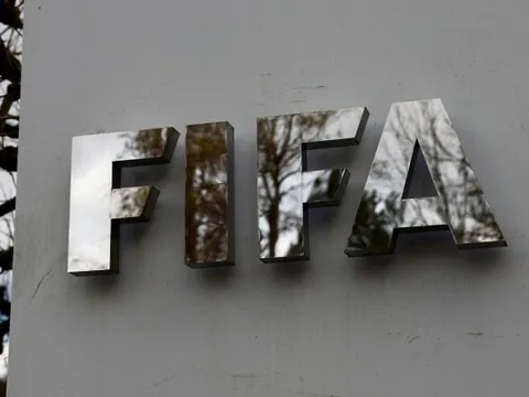 Luật VAR mới của FIFA gây tranh cãi