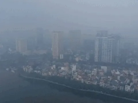 Bụi mịn phủ trắng trời, người dân Thủ đô khó thở sau chuỗi ngày ô nhiễm