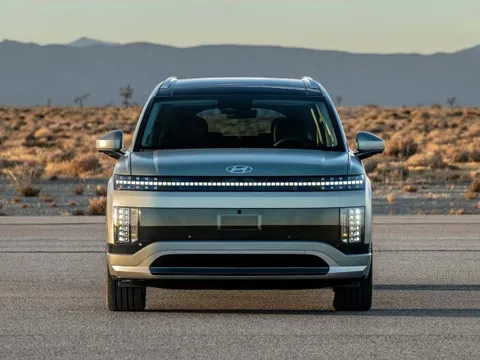 Mất 12.000 USD tiền sửa ôtô điện do làm đổ chai nước