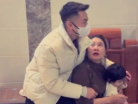 Mẹ bật khóc khi con trai đi Nhật 4 năm bỗng về lén ôm mình