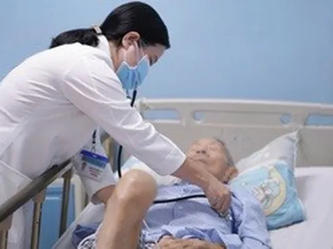 Bệnh nào dễ tấn công người cao tuổi khi TPHCM chuyển mùa, giảm nhiệt độ?