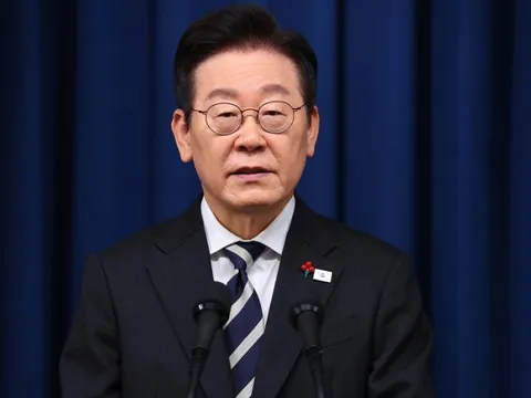 Một năm sau thiết quân luật, Tổng thống Hàn Quốc tuyên bố lấy 3-12 làm ngày lễ quốc gia