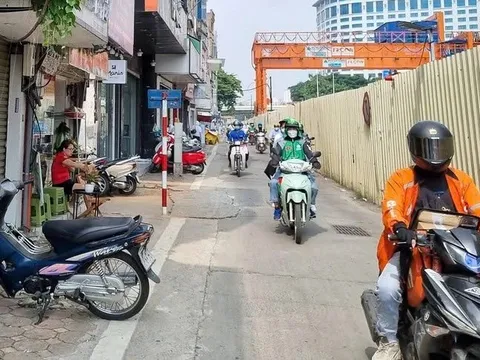 Hàng loạt dự án thi công rào chắn đường, Hà Nội yêu cầu tháo dỡ để tránh ùn tắc