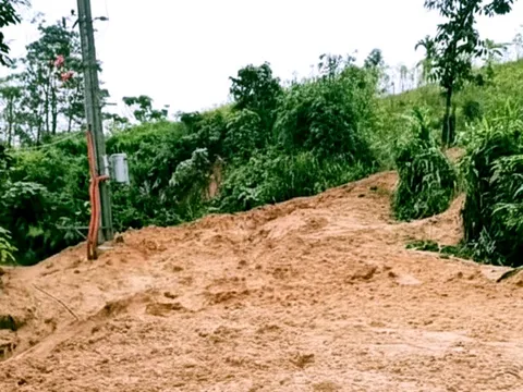 Mưa lớn làm sạt lở trên tuyến đường miền núi Đà Nẵng gây chia cắt một thôn