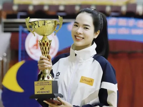 Hai VĐV cầm cờ cho Đoàn Thể thao Việt Nam tại SEA Games 33