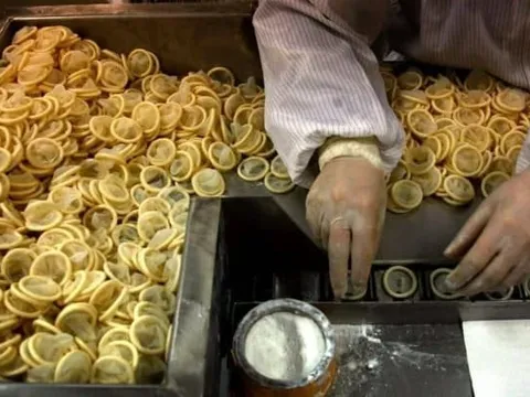 Từng xử phạt mạnh tay người sinh con thứ 2, quốc gia tỷ dân giờ đây phải đánh thuế bao cao su để khuyến khích sinh đẻ: Vài đồng thuế liệu có thắng được chi phí nuôi con lên tới 20 tỷ đồng?