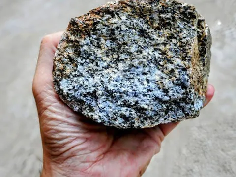 Một tảng đá 2 tỷ năm tuổi vừa nứt ra, để lộ bên trong bí mật chấn động