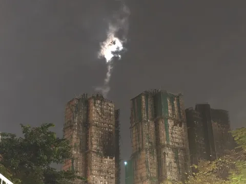 Ánh sáng lạ xuất hiện tại khu chung cư bị cháy tại Hong Kong (Trung Quốc) đúng 1 tuần sau thảm kịch