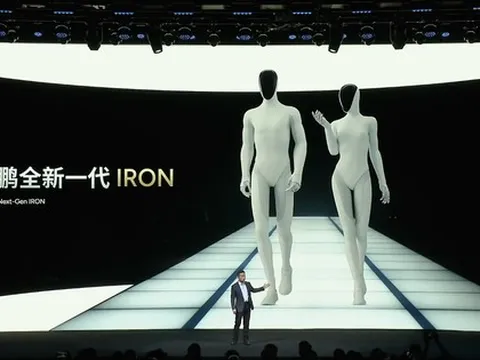 CEO hãng xe Trung Quốc ra lệnh 'cắt chân' robot ngay trên sân khấu để chứng minh không có người bên trong