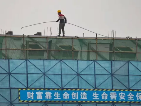 Đằng sau mục tiêu tăng trưởng GDP 5% là các địa phương nợ gần 19 nghìn tỷ USD: Chuyện gì đang xảy ra ở nền kinh tế lớn thứ 2 thế giới?