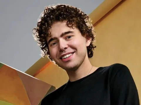 Bỏ học, từng bị FBI đột kích khám xét căn hộ, chàng founder 27 tuổi bất ngờ trở thành tỷ phú tự thân bậc nhất, hiện điều hành startup 9 tỷ USD