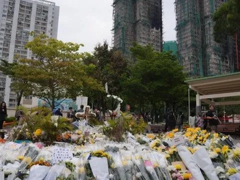 Cháy chung cư Hồng Kông: Nỗi tuyệt vọng của cụ ông khi vợ mắc kẹt trong lửa