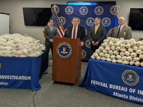 Phát hiện 719kg ma túy đá ngụy trang trong mâm xôi đen, FBI họp báo khẩn