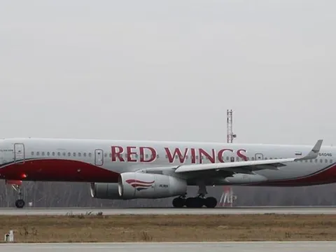 Máy bay chở hơn 400 khách hạ cánh khẩn cấp tại Moscow vì cháy động cơ