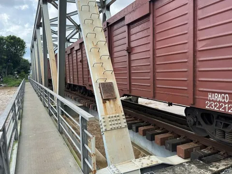 Nước lũ uy hiếp, công ty đường sắt điều đoàn tàu 200 tấn ra 'giữ' cầu