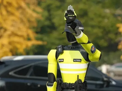 Robot cảnh sát giao thông làm việc đâu ra đó