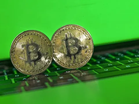 Bitcoin biến động như tàu lượn