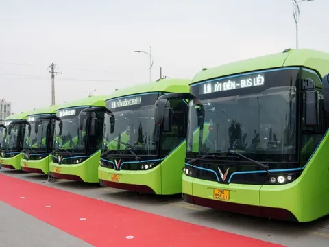 Sáng nay, tỷ phú Phạm Nhật Vượng vừa "bán" được 111 xe buýt điện