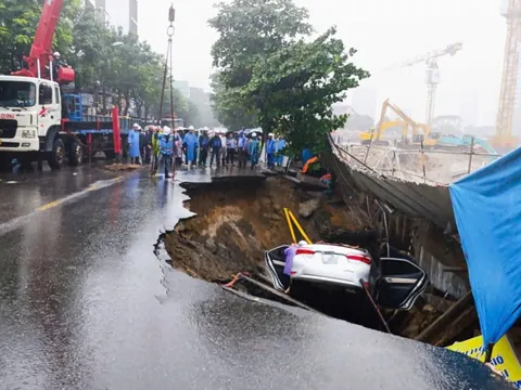 Vì sao xuất hiện ‘hố tử thần’ giữa trung tâm Đà Nẵng, nuốt chửng 2 ô tô?