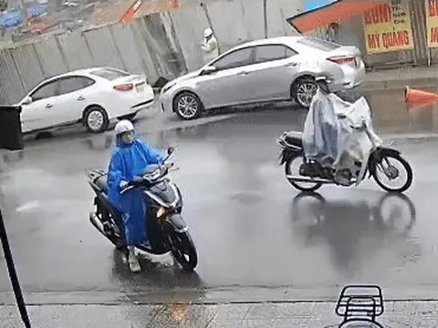 Khoảnh khắc hố tử thần 'nuốt' người và ôtô ở Đà Nẵng