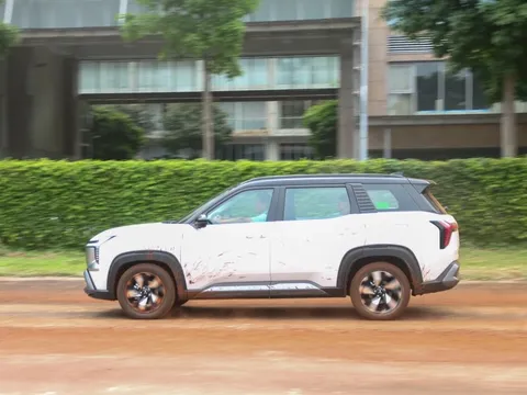 Mitsubishi Destinator đủ khác để bùng nổ trước đàn anh Outlander?