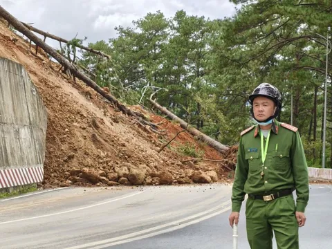 Đèo Prenn Đà Lạt sạt lở nặng, tạm dừng xe qua lại